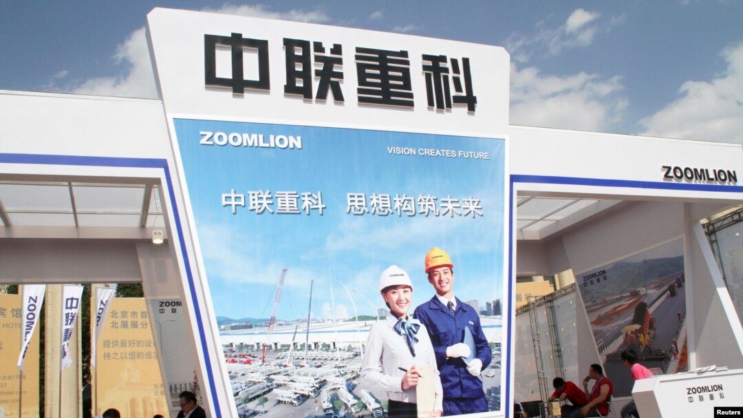 Anjungan Zoomlion dalam pameran teknologi dan peralatan komunikasi di Beijing, 15 Mei 2013 (Foto: dok). Chen Yongzhou, seorang wartawan media China, New Express, ditangkap hari Jumat (18/10) karena dicurigai merusak reputasi sebuah perusahaan setelah menulis serangkaian laporan terkait keuangan perusahaan Zoomlion.