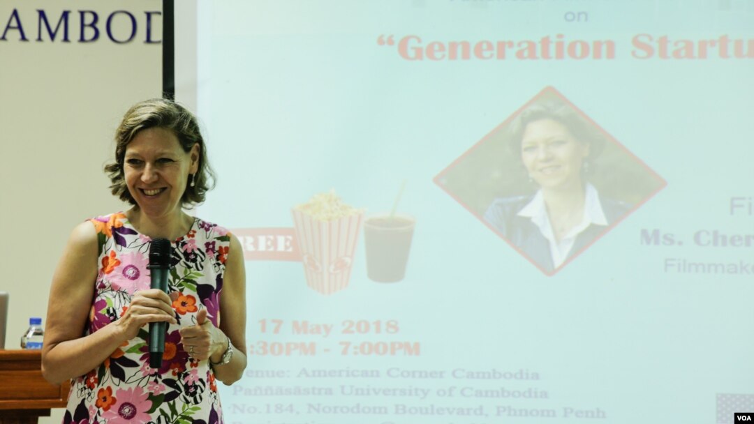American filmmaker Cheryl Miller Houser addresses students at the American Center during the screening of her documentary, “Generation Startup,” in Phnom Penh, Cambodia, May 17, 2018. (Photo: Tum Malis/VOA Khmer)