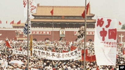 五代六兵衛 盃 三客 共箱 共布 明治天皇敬赠 对新一代中国异议者而言，六四是遥远的历史，也是值得被铭记的标志