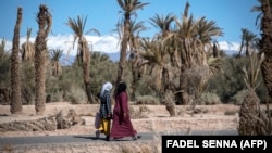 Passantes dans l'oasis marocaine de Skoura près des montagnes de l’Atlas, 27 janvier 2020. (Photo Fadel Senna/AFP)