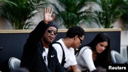 El exfutbolista Ronaldinho saluda desde las gradas del Centro Internacional Khalifa, en Doha, Qatar, el 16 de diciembre de 2022.