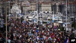 Protestuesit marshojnë gjatë një proteste në Marsejë, Francë
15 qershor 2024.