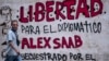 Un homme passe devant un graffiti indiquant "Liberté pour le diplomate Alex Saab, séquestré par le gouvernement du Cap-Vert" à Caracas, le 23 février 2021.