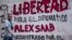 Un homme passe devant un graffiti indiquant "Liberté pour le diplomate Alex Saab, séquestré par le gouvernement du Cap-Vert" à Caracas, le 23 février 2021.
