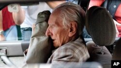Alleged Hungarian war criminal Laszlo Csatary sits in a car as he leaves the Budapest prosecutor's office, (File photo).
