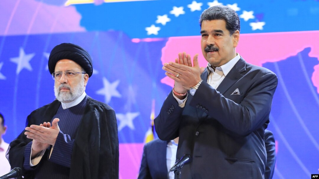El presidente venezolano Nicolás Maduro aplaude durante un acto oficial en Caracas junto al presidente de Irán Ebrahim Raisi, el 13 de junio de 2023. Raisi falleció en un accidente de helicóptero, según medios de su nación.