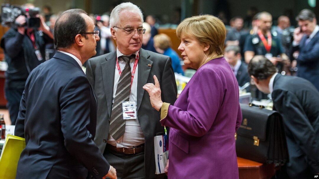 Francuski predsednik Fransoa Oland (L) i nemačka kancelarka Angela Merkel razgovaraju na samitu u Briselu