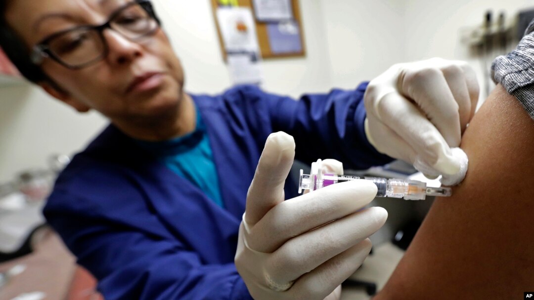 Ana Martinez, seorang asisten medis di Sea Mar Community Health Center, memberi suntikan flu kepada seorang pasien, Kamis, 11 Januari 2018 di Seattle (foto: AP Photo/Ted S. Warren)