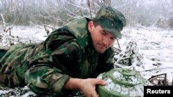 A Bosnian 28th Division Army soldier removes a mine in an exercise 30 km north of Tuzla. (File)