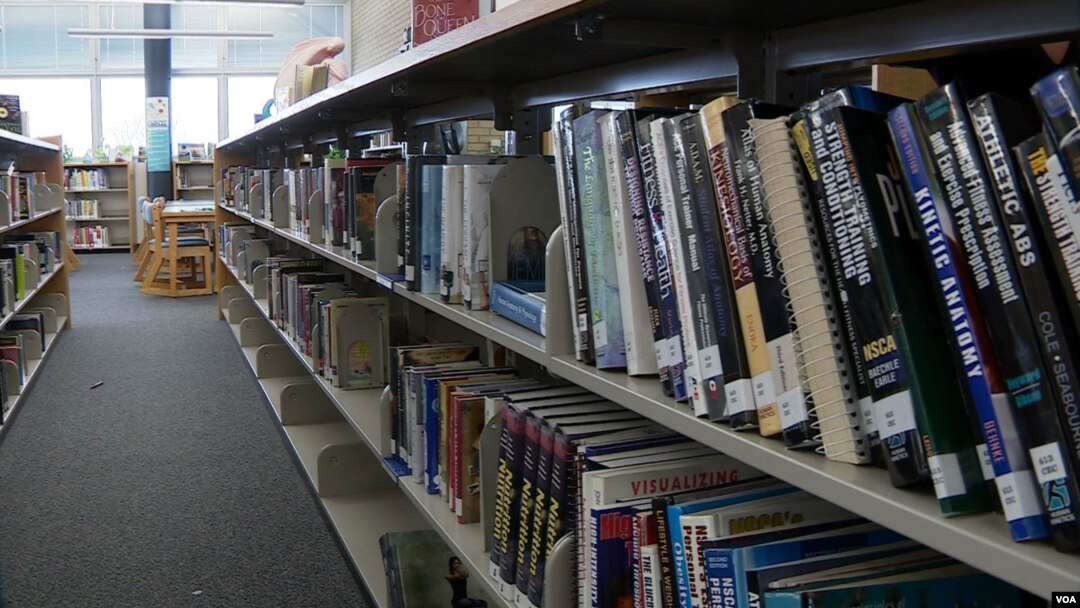 High school library in Denver, Colorado, April 10, 2019. (M. Burke/VOA)