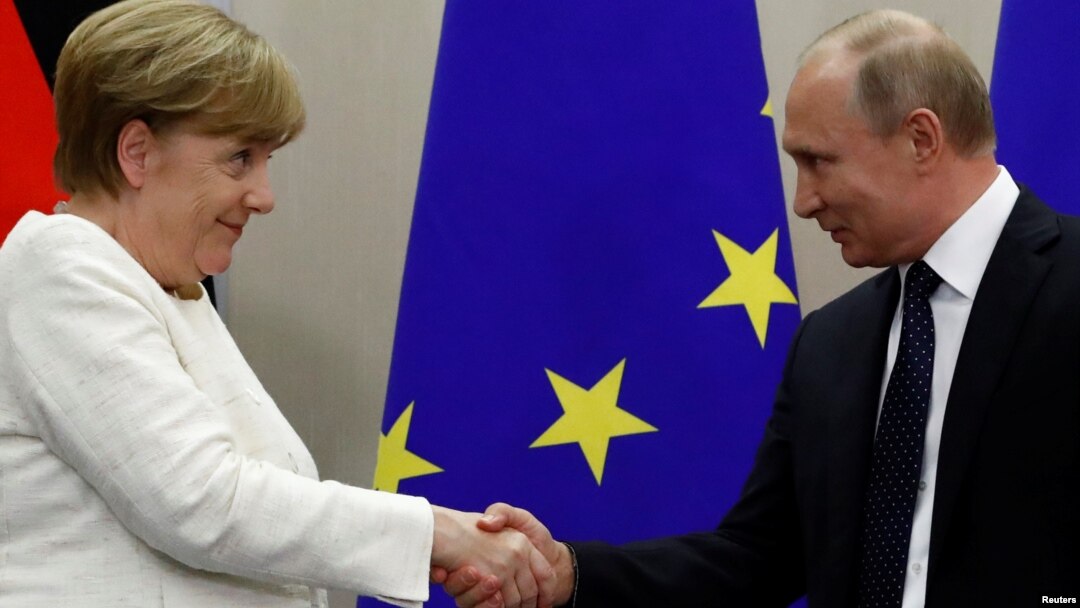 Kanselir Angela Markel dan Presiden Rusia Vladimir Putin dalam pertemuan di Sochi, Rusia 18 Mei lalu (foto: dok). 