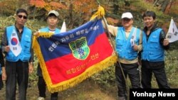 10일 탈북민 단체 '북한민주화추진연합회'가 출범한 가운데, 회원들이 제주도 한라산부터 파주 통일전망대까지 약 430㎞를 걷는 국토대행진에 나섰다. 