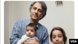 Alireza Alinejad, hermano de la periodista del servicio persa de la VOA Masih Alinejad, en una foto con sus dos hijos antes de su arresto en septiembre de 2019 en Irán. (Foto cortesía)