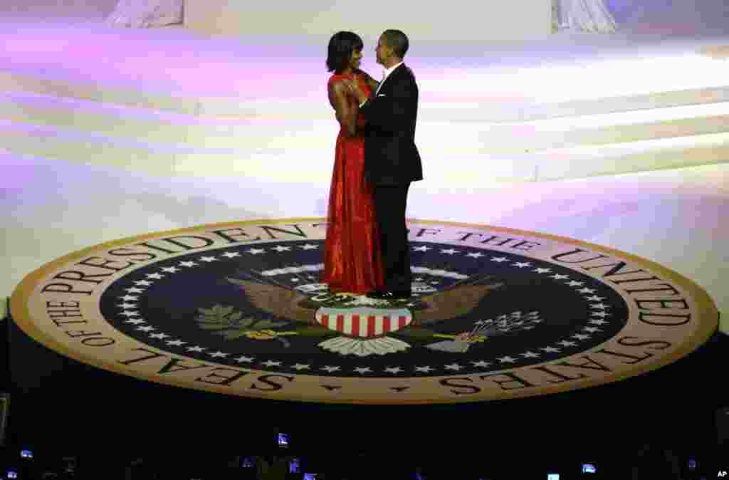 Presiden Barack Obama dan istri, Michelle, berdansa pada pesta inaugurasi di Washington. (AP/Evan Vucci)