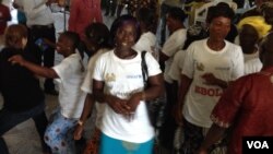 Jamilah Jawara, an Ebola survivor, dances in celebration with fellow survivors, Kenema, Sierra Leone, Oct. 17, 2014. (Nina Devries / VOA)