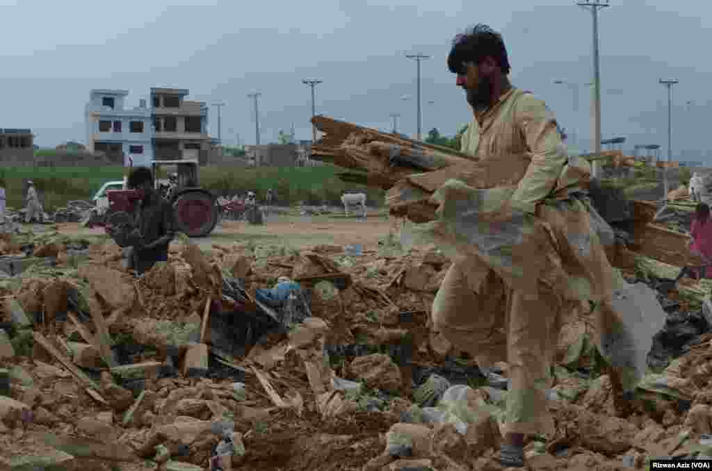 لوگوں کی اس بستی میں رہائش اختیار کرنے کی ایک وجہ دارالحکومت اسلام آباد میں سستی رہائش کا فقدان ہے۔