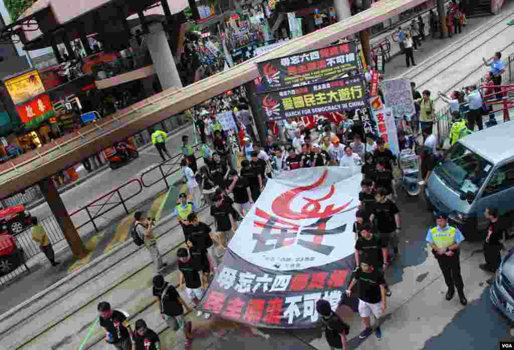 香港支聯會主辦的六四23周年大遊行，超過2,100人參加，與去年相若