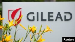 ARHIVA - Logo kompanije koja pravi lek remdesivir, na ulasku u sedište "Gilead Sciences Inc", u Oušnsajdu u Kalifroniji (Foto: Reuters/Mike Blake) 