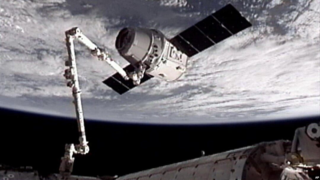 Esta imagen proporcionada por NASA-TV muestra la nave espacial de carga Dragón SpaceX cuando es capturada por el brazo robótico de la Estación Espacial.