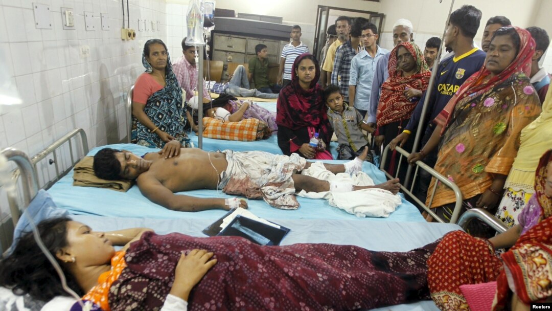 Người thân vây quanh các nạn nhân của vụ đánh bom tại một bệnh viện ở Dhaka, 24/10/2015.