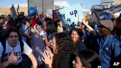 Activistas protestan en la cumbre climática de la ONU COP27 en Sharm el-Sheikh, Egipto, el 18 de noviembre de 2022.