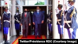 President Mohamed Abdullahi ya Somalie (G) na bokutani na ye na président Félix Tshisekedi president ya RDC mpe ya Union africaine (D) ma Kinshasa, RDC, 19 avril 2021. (Twitter/Présidence RDC)