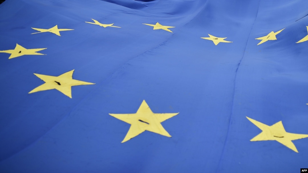 Protestors carry a giant EU flag during an anti-Brexit march on the first day of the Conservative Party annual conference in Manchester on Oct. 1, 2017.