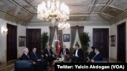 Réunion de ministres au palais de Dolmabahçe à Istanbu (lYalcin Akdogan (VOA)