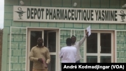 Contrôle de la pharmacie Yasmine située dans la commune du 8eme arrondissement de N'Djamena, 13 septembre 2018. (VOA/André Kodmadjingar)