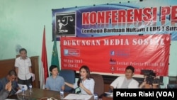 Pekerja PT. Pelindo III berdialog dengan Anggota Komisi VI DPR RI Rieke Diah Pitaloka di LHB Surabaya memperjuangkan hak pekerja yang tidak diberikan kepada 98 orang pekerja kontrak. (VOA/Petrus Riski)