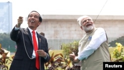 나렌드라 모디 인도 총리(오른쪽)와 조코 위도도 인도네시아 대통령이 30일 자카르타에서 함께 연을 날리고 있다. 두 정상은 이날 회담에서 양국 관계를 '포괄적인 전략 동반자' 관계로 격상하기로 했다.