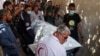 El cuerpo de uno de los voluntarios de World Central Kitchen es transportado fuera de la morgue de un hospital en Rafah, en el sur de la Franja de Gaza, el 3 de abril de 2024, dos días después de que un convoy de la ONG fuera atacado por drones israelíes.