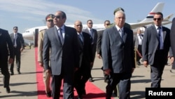 Egypt's President Abdel Fattah al-Sisi (L) walks with Algeria's Senate President Abdelkader Bensalah (R) upon his arrival at Algiers airport June 25, 2014. 