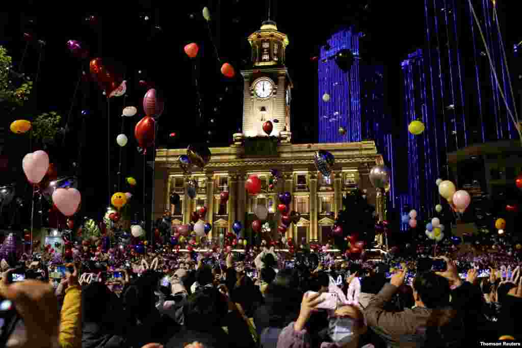 신종 코로나바이러스 발생지인 중국 우한에서 마스크를 쓴 시민들이 새해 맞이 행사에 참석했다.