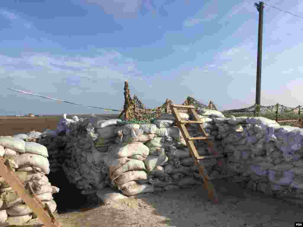 Members of the Tatar battalion say they are not ruling out an attack by Russian forces. (L. Ramirez/VOA)