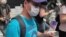 幾名持小型美國國旗的香港市民被警方截查
