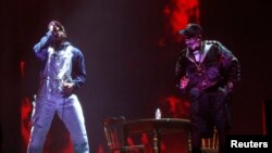 Big Boi (R) and Andre 3000 of Outkast perform at the Coachella Valley Music and Arts Festival in Indio, California, April 11, 2014. 