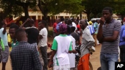 Des badauds, quelques survivants et proches de victimes se rassemblent au lieu où un train s’est renversé la veille à Eseka, au Cameroun, 22 octobre 2016. 