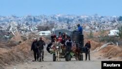 ARCHIVO - Palestinos se abren camino después de que las fuerzas israelíes se retiraron del Corredor Netzarim, lo que permitió a la gente viajar en ambas direcciones, en medio de un alto el fuego entre Israel y Hamás, cerca de la ciudad de Gaza, el 9 de febrero de 2025. 