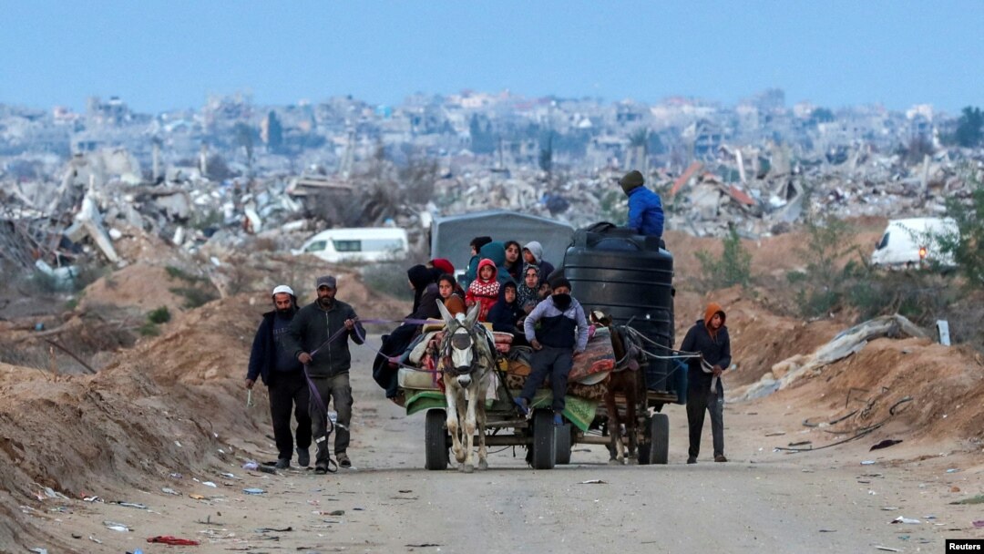 Người Palestine trở về sau khi lực lượng Israel rút khỏi Hành lang Netzarim giữa bối cảnh lệnh ngừng bắn giữa Israel và Hamas, gần Thành phố Gaza, vào ngày 9 tháng 2 năm 2025.