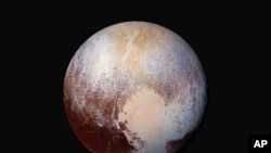 Perjalanan ke Pluto mengungkapkan pemandangan pegunungan air.