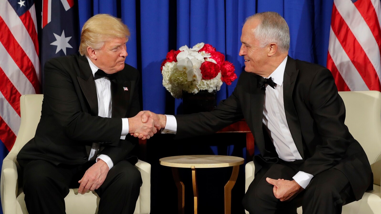 Predsednik SAD Donald Tramp rukuje se sa premijerom Australije Malkomom Turnbulom tokom sastanka u prostorijama "penzionisanog" nosača aviona Ju-es-es Intrepid, koji je usidren u reci Hadson u Njujorku, 4. maja 2017. (AP Photo/Pablo Martinez Monsivais) 