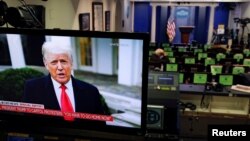 Presiden AS Donald Trump sedang memberi pernyataan tampak di layar monitor dari Briefing Room Gedung Putih setelah pendukungnya menggangu jalannya proses sertifikasi hasil pemilihan presiden oleh Kongres, di Gedung Capitol, Washington, Rabu, 6 Januari 202