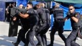 Abapolisi ba Espagne, mu gikorwa co guhiga abiyahuzi bakoze igitero mu gisagara ca Barcelone. 