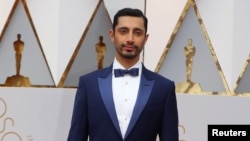 Aktor Riz Ahmed saat menghadiri ajang Oscar 2017 di California (dok: REUTERS/Mike Blake)