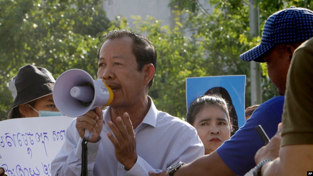 Rong Chhun, presiden Konfederasi Serikat Pekerja Kamboja, menggunakan megafon saat berlangsungnya aksi protes di dekat kediaman perdana menteri Hun Sen di Phnom Penh, 29 Juli 2020. (Foto: dok). 