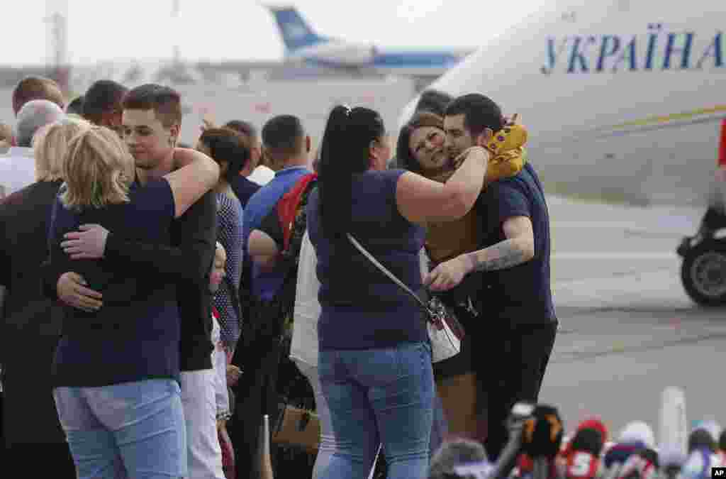 در جریان تبادل زندانیان بین اوکراین و روسیه، خانواده&zwnj;های زندانیان اوکراینی که توسط روسیه آزاد شدند در فرودگاه کیف از آنها استقبال می&zwnj;کنند.