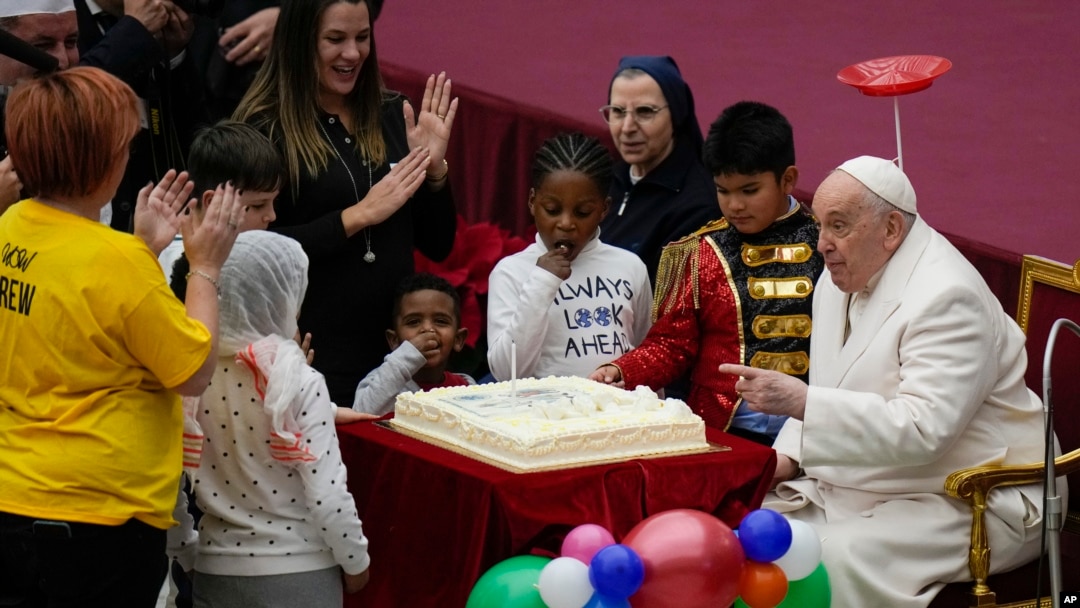El papa Francisco celebra sus 87 años frente a un pastel y un grupo de niños durante una audiencia en el Vaticano el 17 de diciembre de 2023.