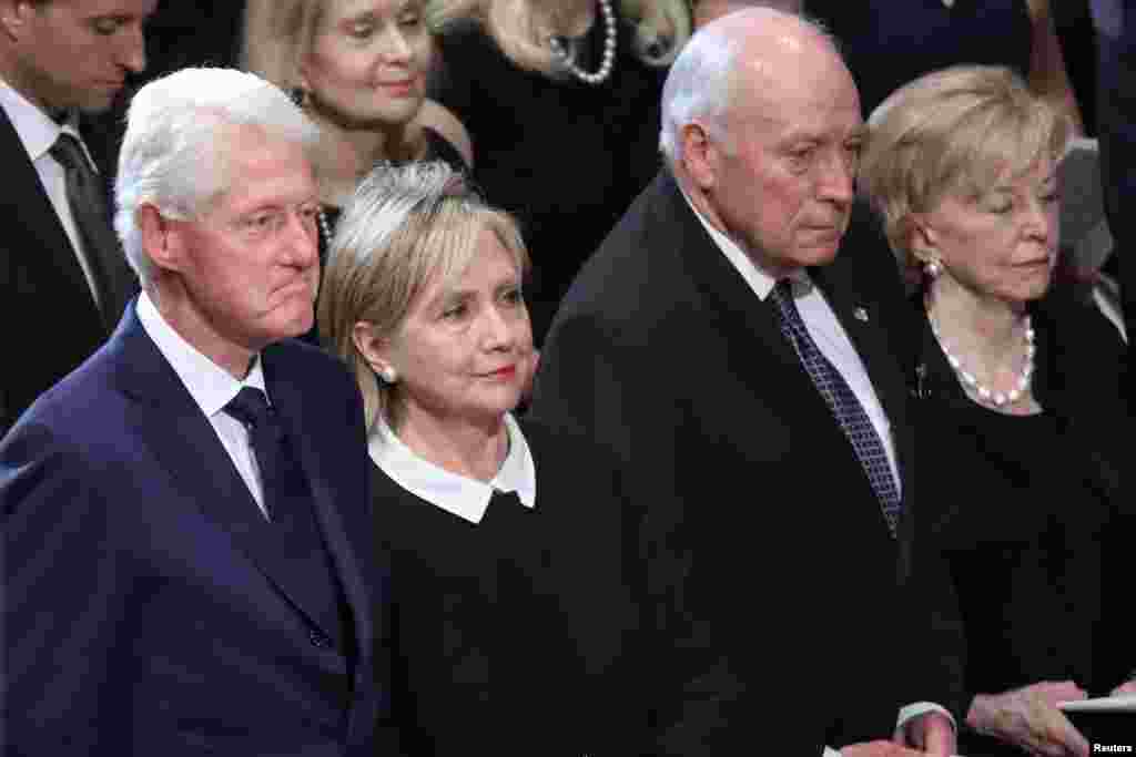 Former U.S. president Bill Clinton, former secretary of state Hillary Clinton, former vice president Dick Cheney and Lynne Cheney are seen at the memorial service for U.S. Senator John McCain at the National Cathedral in Washington. Sept. 1, 2018.