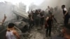 Palestinos sacan un cadáver de los escombros de un edificio después de un ataque aéreo israelí al campo de refugiados de Jebaliya, Franja de Gaza, el lunes 9 de octubre de 2023.